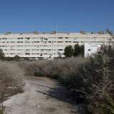 E� su questa strada infatti che � presente il cancello che permette l�ingresso nella cava
